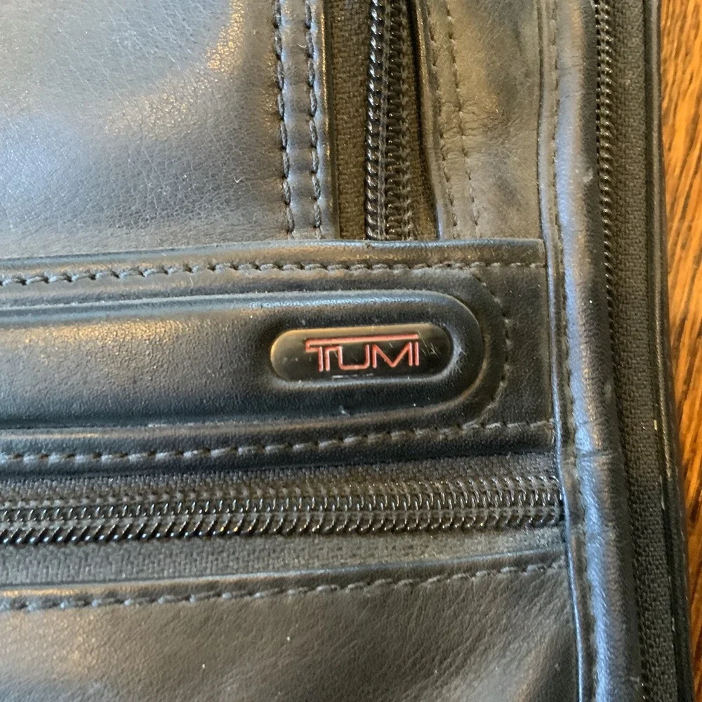 Tumi Black Genuine Leather Briefcase Messenger Bag‎ Laptop Computer Business